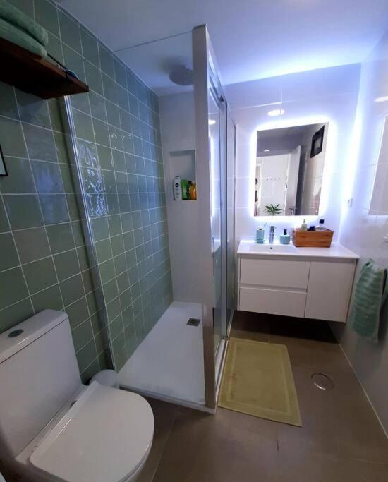 Top-Floor Beachfront Apartment With Parking, Pool, & Spacious Sea-View Balcony Villajoyosa Exteriör bild